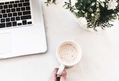 琑队如何完善青训导师的薪酬、培训与职业发展体系，青训营教练